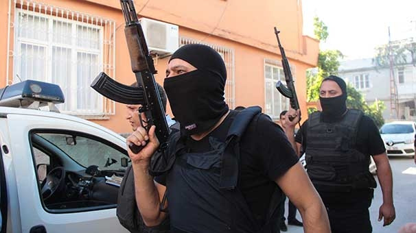 Cezaevine girmemek için polisle çatıştı