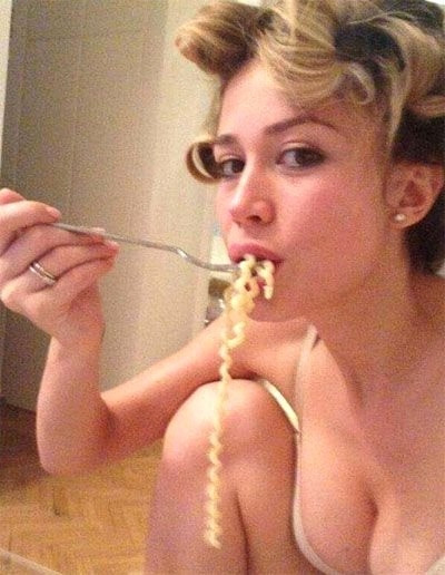 Ünlü spikerin çıplak fotoğrafları internete düştü