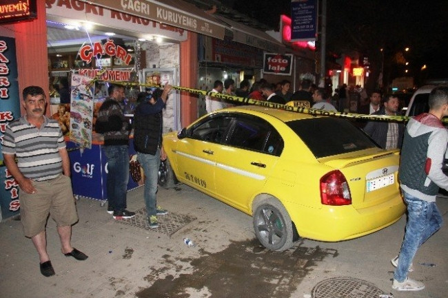 Taksi yayaların arasına daldı: 6 yaralı