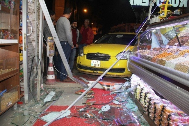 Taksi yayaların arasına daldı: 6 yaralı