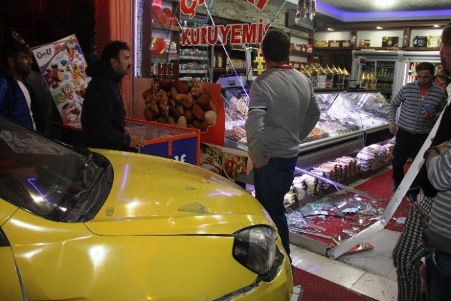 Taksi yayaların arasına daldı: 6 yaralı