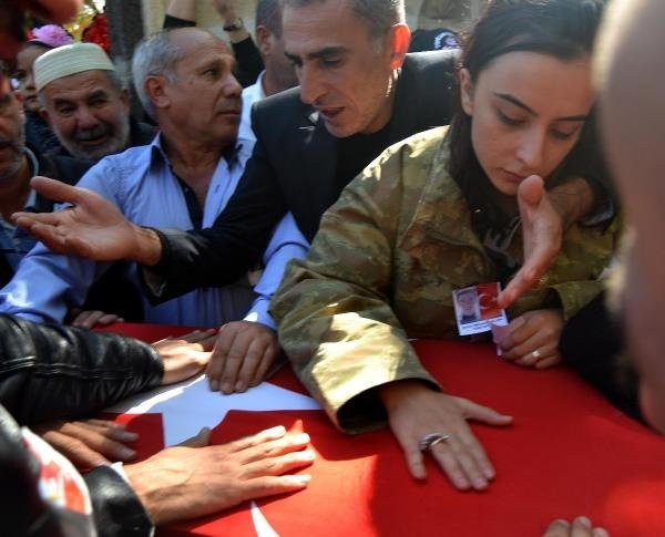 Şehit nişanlısını böyle uğurladı
