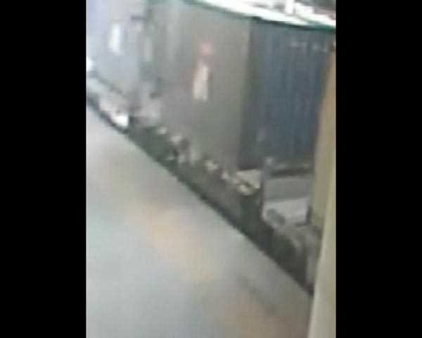 Selfie çekmek için çıktığı vagonun üzerinde akıma kapıldı