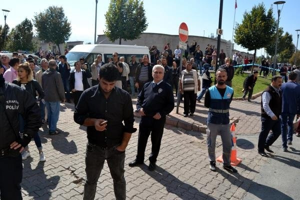 İşten çıkarılınca çatıya çıktılar