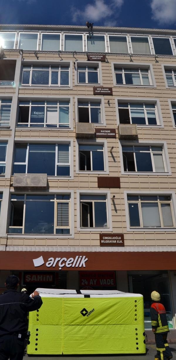 İşten çıkarılınca çatıya çıktılar