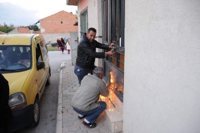 Eskişehir'de baltalı dehşet ! Mahalle ayağa kalktı