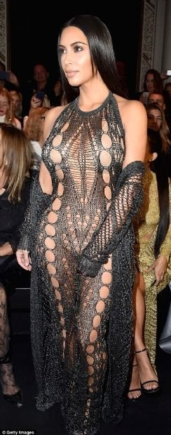 Kardashian yine göz doldurdu !