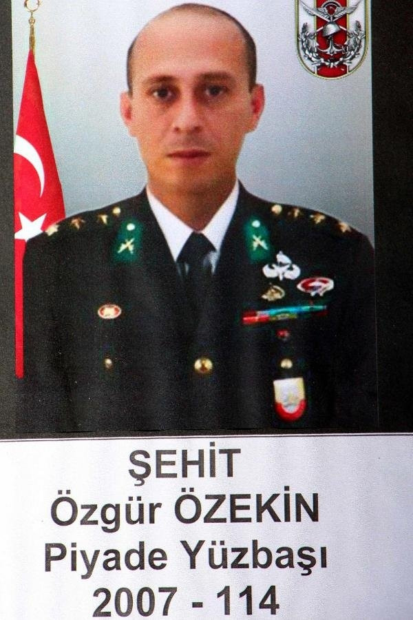 Şehidin oğlu babasına komutanın kucağında veda etti