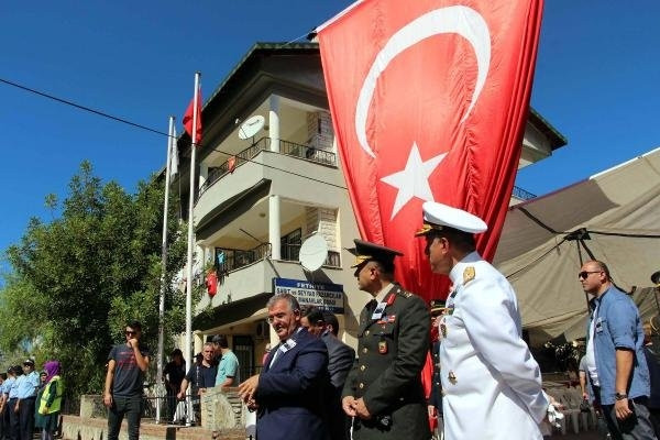 Şehidin oğlu babasına komutanın kucağında veda etti