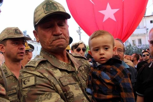 Şehidin oğlu babasına komutanın kucağında veda etti