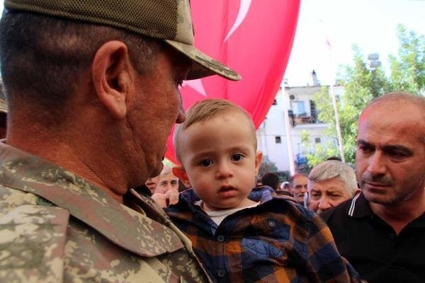 Şehidin oğlu babasına komutanın kucağında veda etti