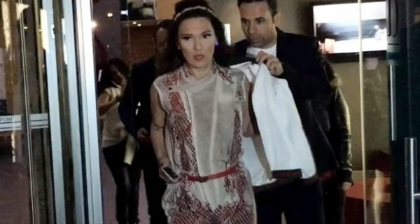 Demet Akalın kesenin ağzını açtı