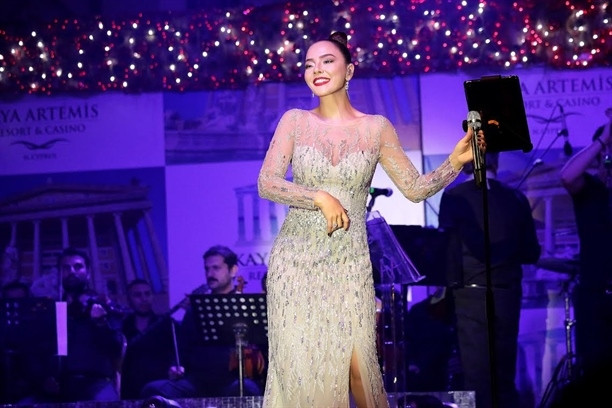 Ebru Gündeş sahne fiyatına zam yaptı