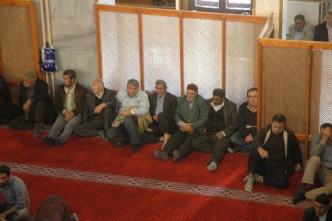Camilerdeki tabureler kaldırıldı