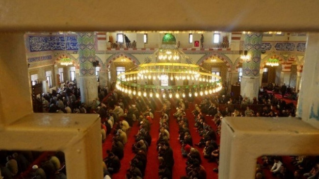 Camilerdeki tabureler kaldırıldı