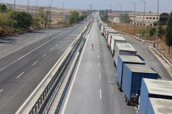 TIR kuyruğu 25 kilometreyi buldu