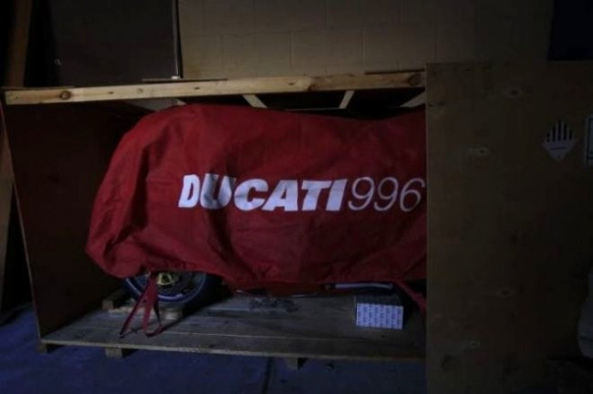10 yıldır saklanan motosikletin kutusunu ilk kez açtılar