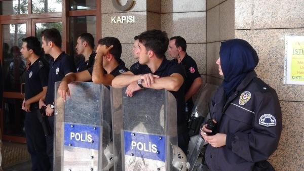 Başörtülü kadın komiser görev başında