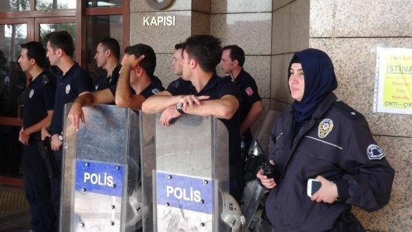 Başörtülü kadın komiser görev başında