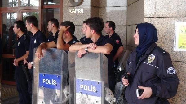 Başörtülü kadın komiser görev başında