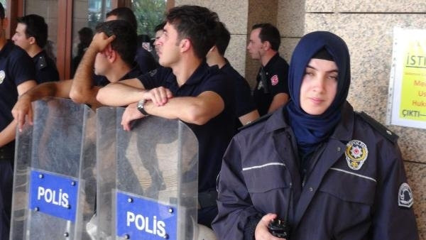 Başörtülü kadın komiser görev başında