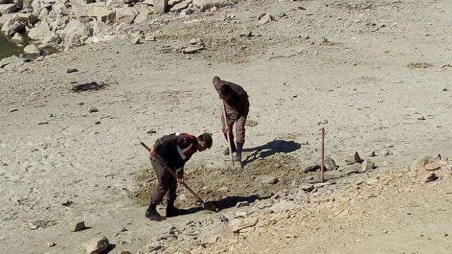 Mermi ve yakılmış kitaplar bulundu !