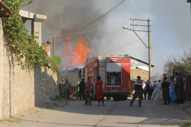 Yaşlı çiftin her şeyi kül oldu