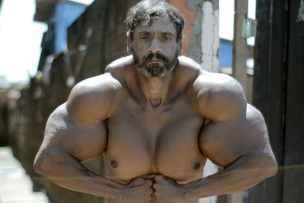 Hulk'a benzemek için canını hiçe sayıyor !