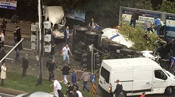 Maslak'ta korkunç kaza: Ölü ve yaralılar var