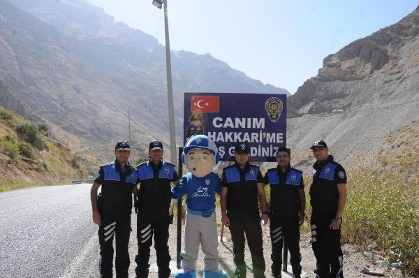 Polisten "Canım Hakkari'me Hoşgeldiniz" tabelası