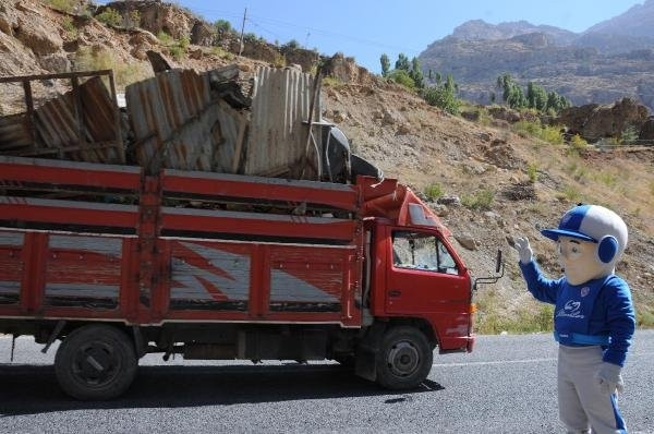 Polisten "Canım Hakkari'me Hoşgeldiniz" tabelası