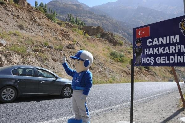 Polisten "Canım Hakkari'me Hoşgeldiniz" tabelası