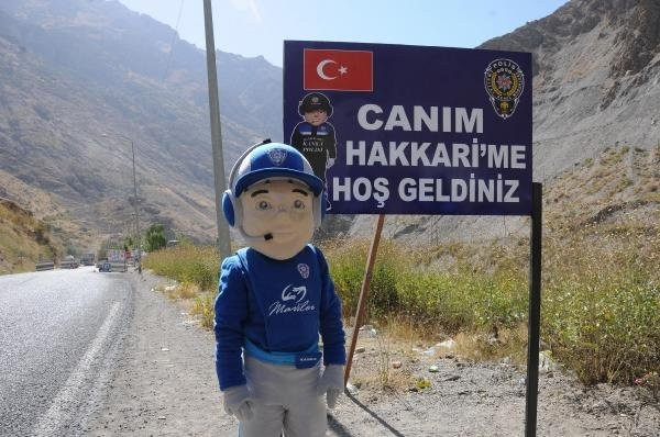 Polisten "Canım Hakkari'me Hoşgeldiniz" tabelası