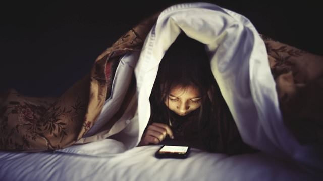 Gençlerin yüzde 45'i yatağa telefonla giriyor