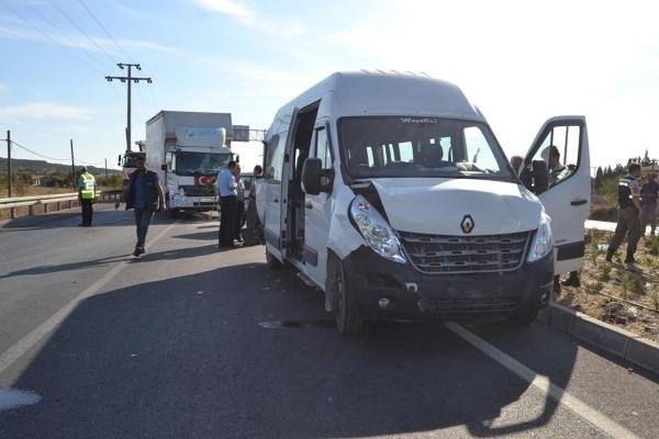 İşçileri taşıyan minibüs kaza yaptı: 18 yaralı