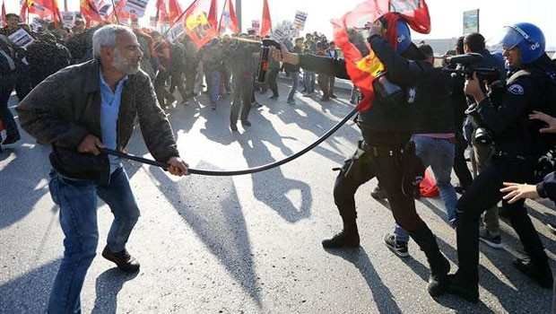 Gar katliamı anmasında ortalık karıştı