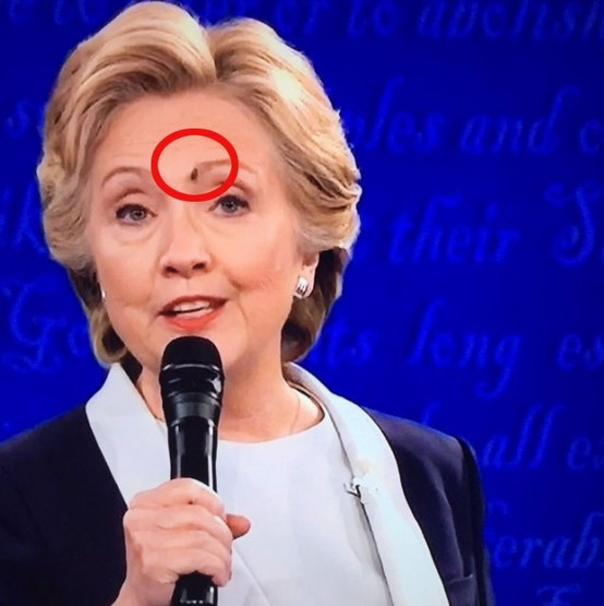 Hillary Clinton'ın yüzüne konan sinek olay oldu