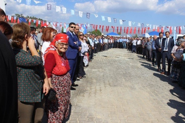 Elini sıkabilmek için kuyruğa girdiler