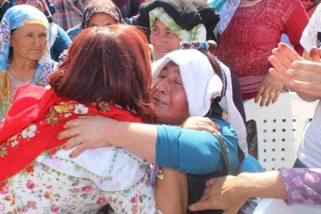 Elini sıkabilmek için kuyruğa girdiler