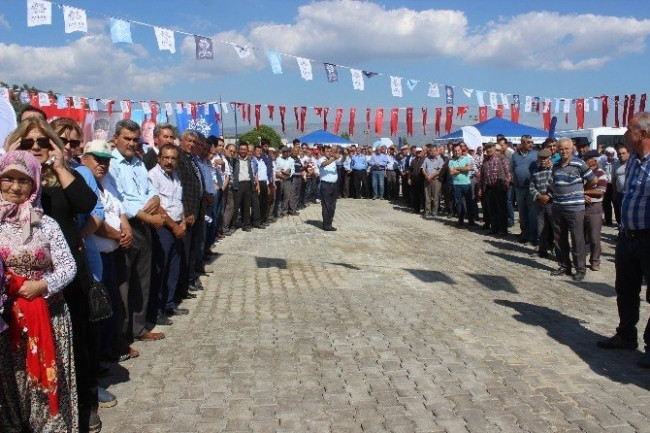Elini sıkabilmek için kuyruğa girdiler