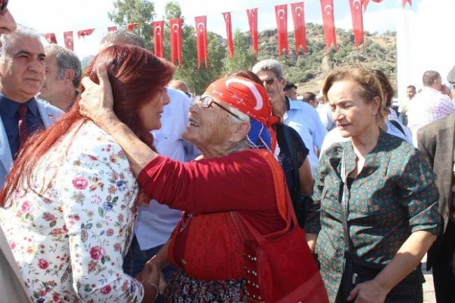 Elini sıkabilmek için kuyruğa girdiler