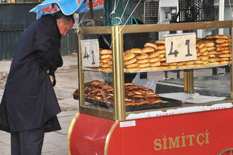 Başbakan Erdoğanın canı simit çekti