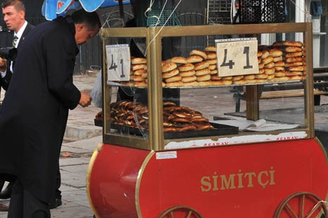 Başbakan Erdoğanın canı simit çekti