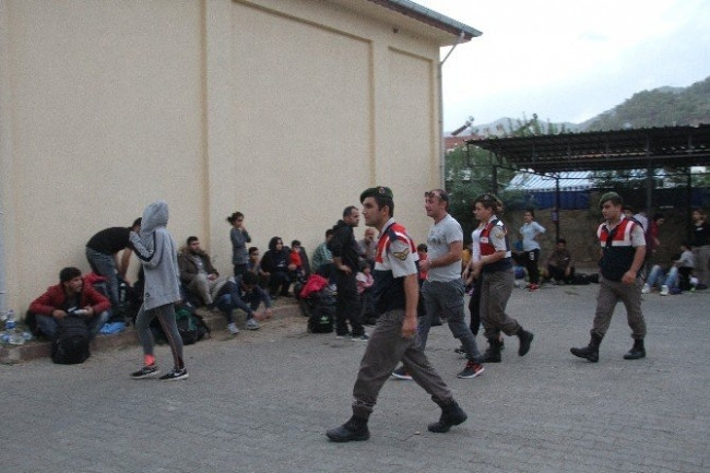 Mülteci kaçakçısı zafer işareti yaptı !