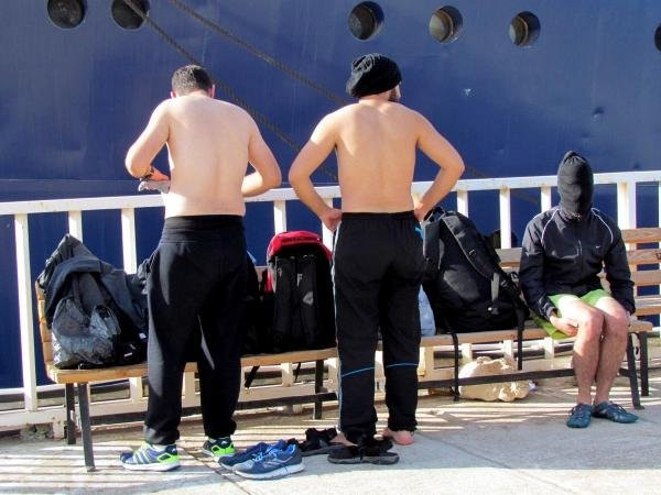 2 ayrı lastik botta 71 kaçak yakalandı
