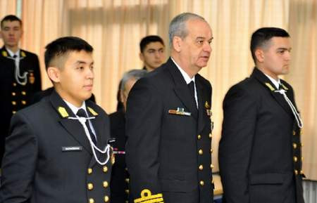 Başbuğ öğrenci sıralarında..