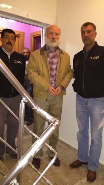 Darbeci amiral bakın nasıl saklanmış...