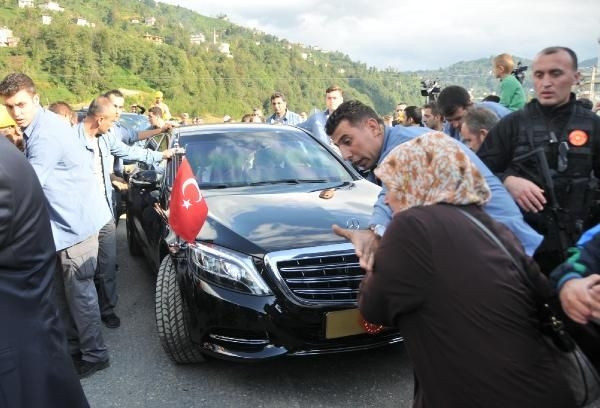 Erdoğan'ın makam aracı önünde izdiham