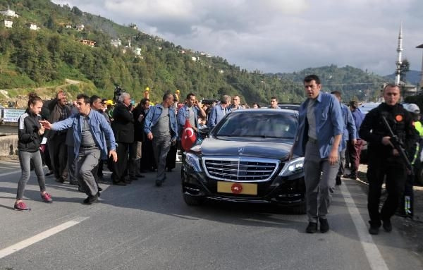 Erdoğan'ın makam aracı önünde izdiham