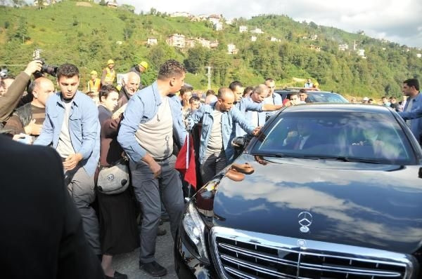 Erdoğan'ın makam aracı önünde izdiham